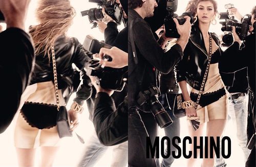 Gigi Hadid con una camiseta estampada de Moschino primavera/verano 2017