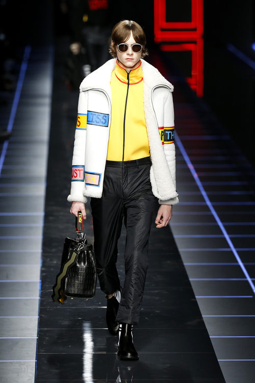 Chaqueta con mensajes de Fendi otoño/invierno 2017/2018 en la Milán Fashion Week