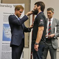 El Príncipe Harry con un veterano en la ceremonia de los Endeavour Fund Awards 2017