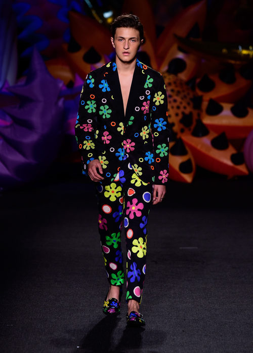 Anwar Hadid desfilando para Moschino colección Resort 2017 en Los Ángeles