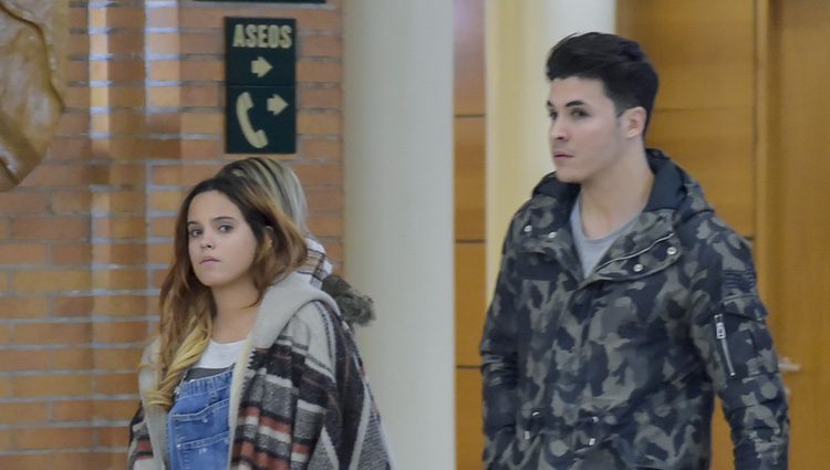 Gloria Camila y Kiko Jiménez en la capilla ardiente de Eugenio Ortega Cano