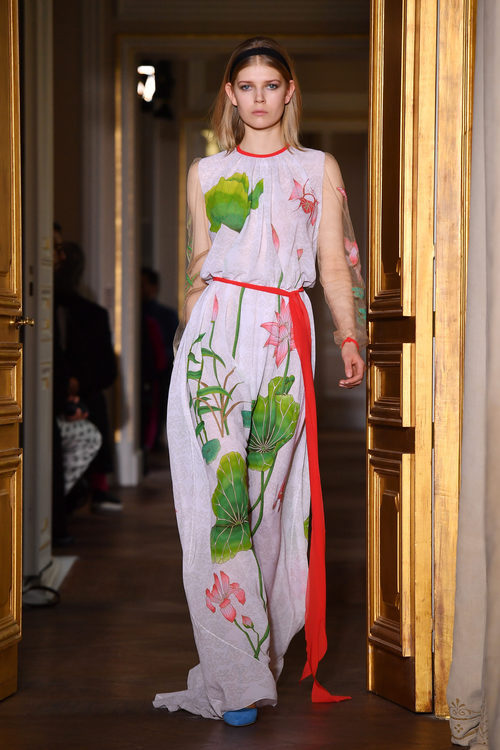 Mono blanco con estampado natural de Schiaparelli en la Semana de la Alta Costura de París primavera/verano 2017