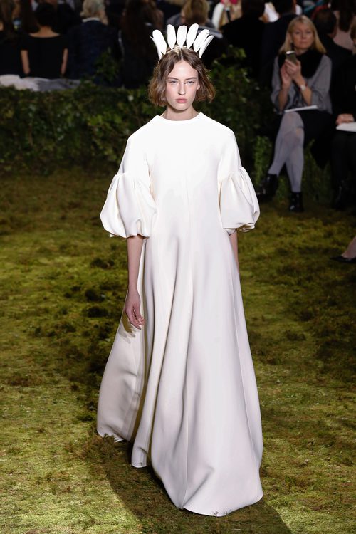 Vestido con mangas bombachas y una tiara de plumas de Dior en la Semana de la Alta Costura de París primavera/verano 2017