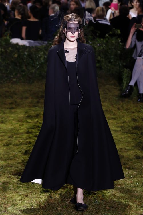 Vestido negro y capa negra en terciopelo de Dior en la Semana de la Alta Costura de París primavera/verano 2017