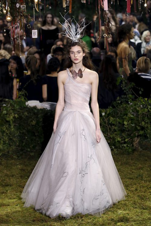 Vestido largo con falda de tul de Dior en la Semana de la Alta Costura de París primavera/verano 2017