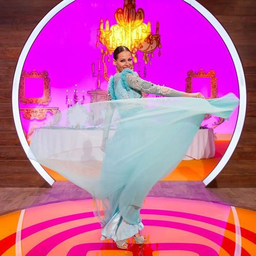 Eva González con un vestido aguamarina en la final de 'Masterchef Junior'
