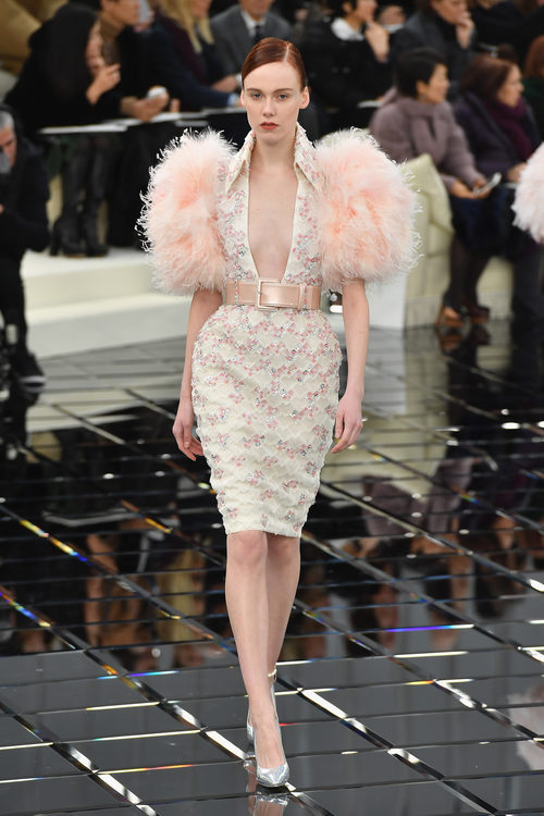 Vestido midi en tono pastel con mangas de plumas Chanel en la Semana de la Alta Costura primavera/verano 2017