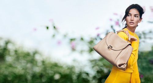 Lily Aldridge con el bolso 'Soft Sofia' de Salvatore Ferragamo primavera/verano 2017