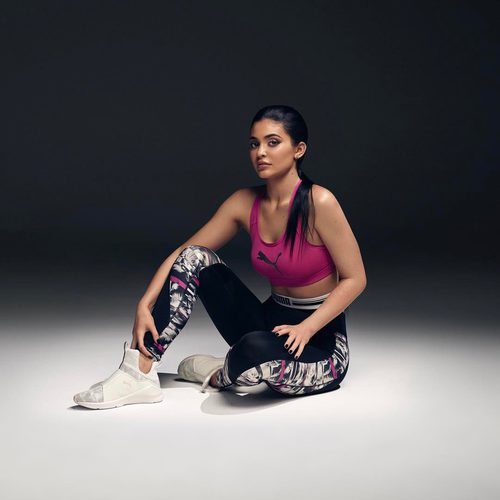 Kylie Jenner con un top rosa fucsia de Puma primavera/verano 2017