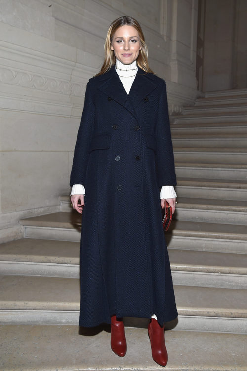 Olivia Palermo con un look navy en el front row del desfile de Valentino en la Semana de la Alta Costura de París