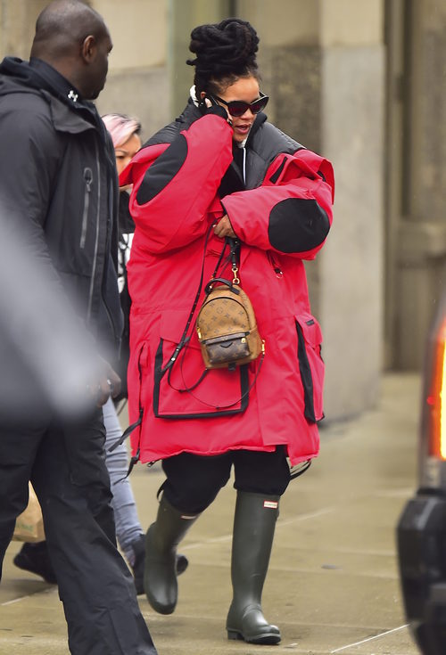 Rihanna con un maxi abrigo en el set de la película 'Ocean's Eight' en Nueva York