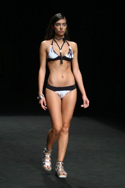 Rocío Crusset desfilando para TCN primavera/verano 2017 en la 080 Barcelona Fashion
