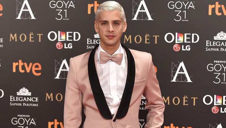 Eduardo Casanova en la alfombra roja de los Premios Goya 2017