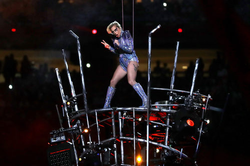 Lady Gaga con un body de Versace en la Super Bowl 2017