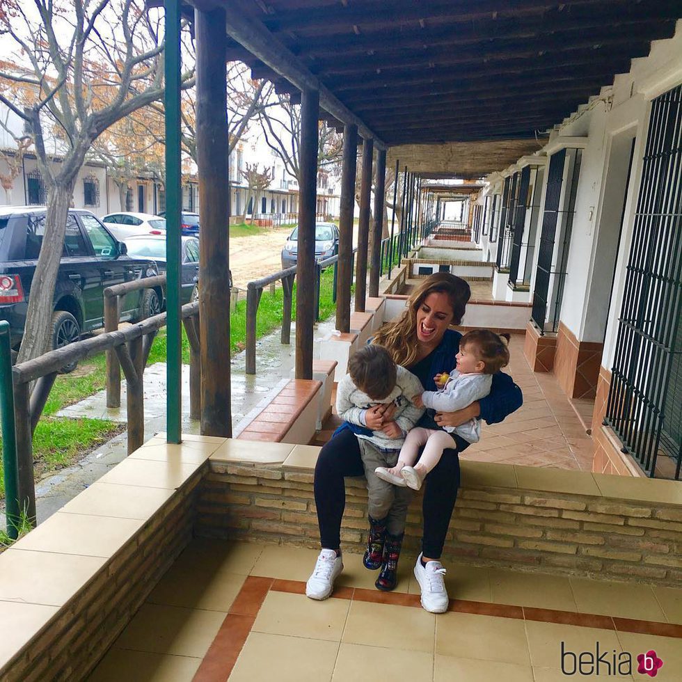 Anabel Pantoja con sus sobrinos Francisco y Ana en El Rocío