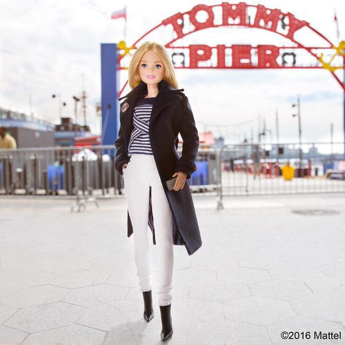 Barbie en el desfile otoño/invierno 2016/2017 de Gigi Hadid y Tommy Hilfiger