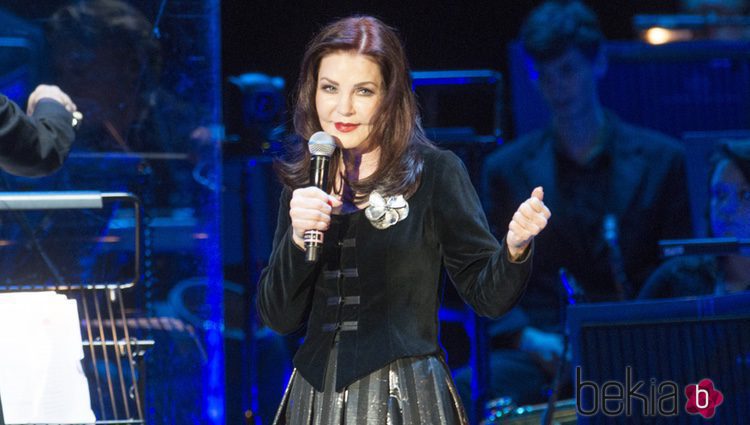 Priscilla Elvis presentando a Elvis en concierto con la Real Orquesta Filarmónica