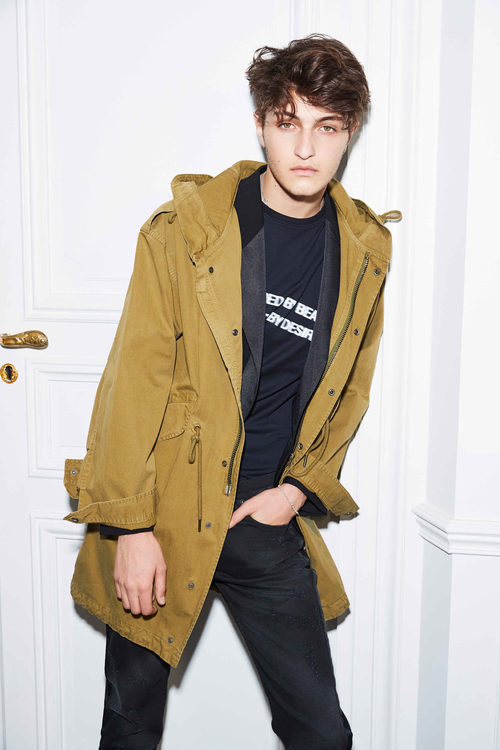 Anwar Hadid con un abrigo verde de Zadig & Voltaire primavera/verano 2017