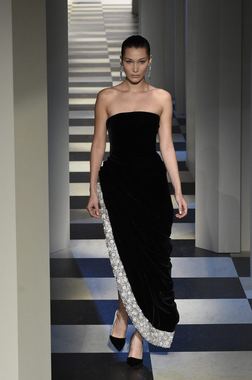 Bella Hadid desfilando para Oscar de la Renta otoño/invierno 2017/2018 en la New York Fashion Week