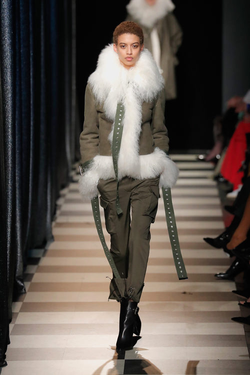 Abrigo de pelo de Monse otoño/invierno 2017/2018 en la New York Fashion Week