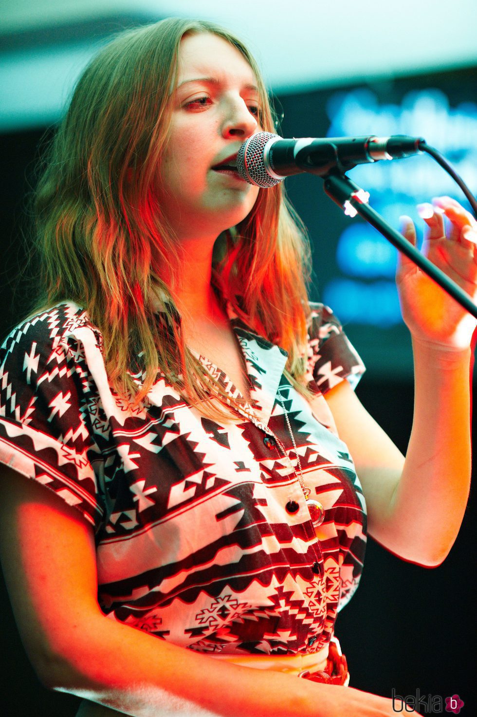 Casey Dienel cantando en el escenario de The Harley