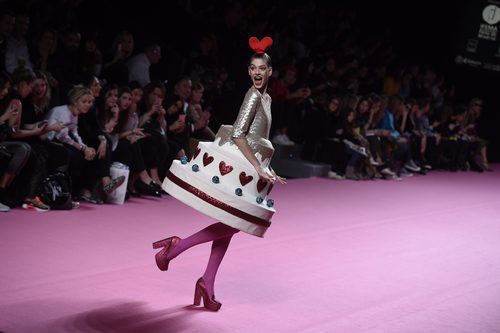 Vestido en forma de tarta de Ágatha Ruiz de la Prada otoño/invierno 2017/2018 en la Madrid Fashion Week