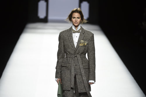 Gabardina principe de gales de Devota & Lomba de la colección otoño/invierno 2017/2018 presentada en Madrid Fashion Week