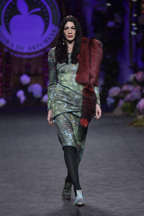 Vestido verde con estola rojo de Francis Montesinos para la colección otoño/invierno 2017/2018 presentada en Madrid Fashion Week