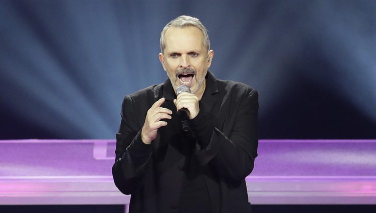 Miguel Bosé dando su primer concierto tras la muerte de su sobrina Bimba Bosé
