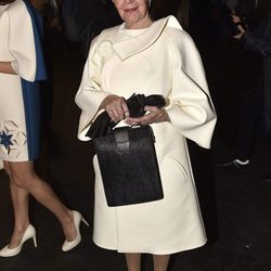 Concha Velasco en el front row del desfile de Devota & Lomba en Madrid Fashion Week otoño/invierno 2017/2018