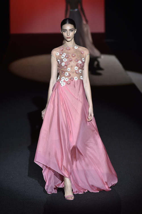 Vestido rosa con flores bordadas de Hannibal Laguna de la colección otoño/invierno 2017/2018 en Madrid Fashion Week