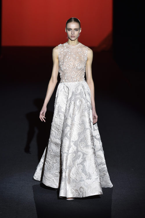 Vestido bordado color crudo de Hannibal Laguna de la colección otoño/invierno 2017/2018 en Madrid Fashion Week