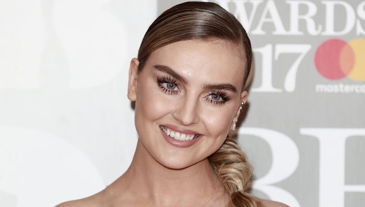 Perrie Edwards en la alfombra roja de los Brit Awards 2017