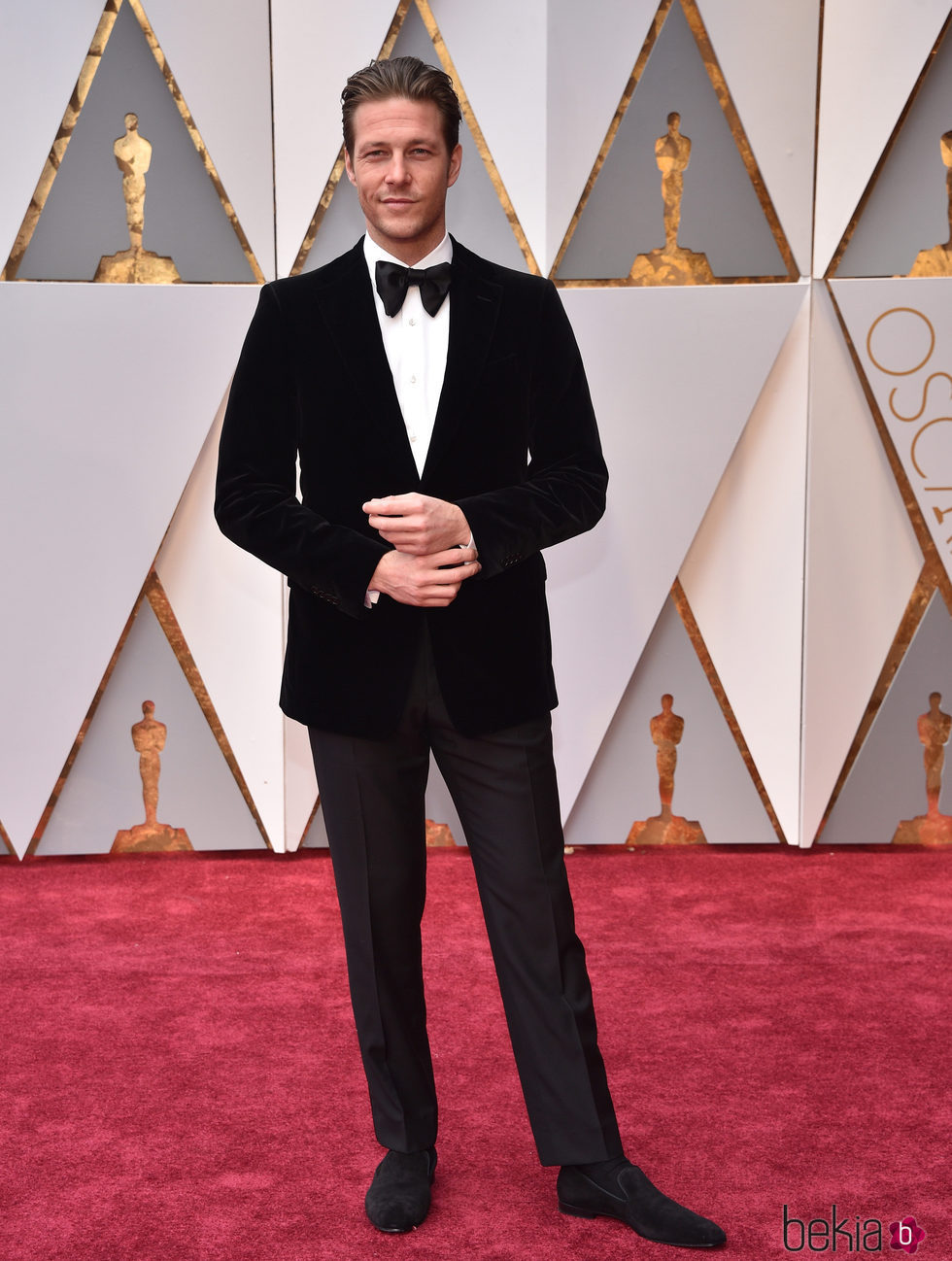 Luke Bracey en la alfombra roja de los Premios Oscar 2017