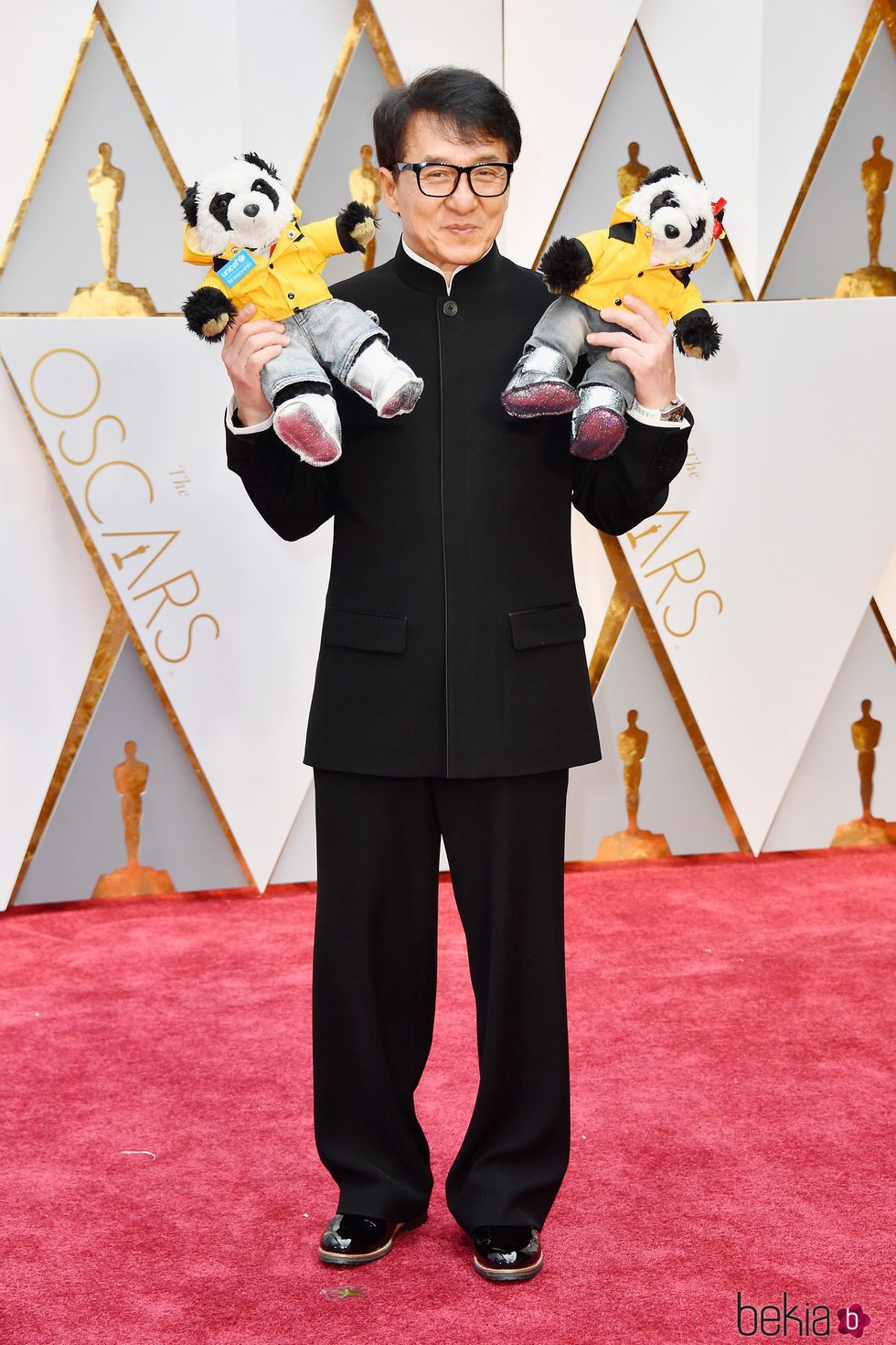 Jackie Chan en la alfombra roja de los Premios Oscar 2017