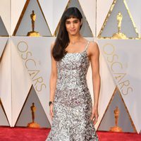 Sofia Boutella en la alfombra roja de los Premios Oscar 2017