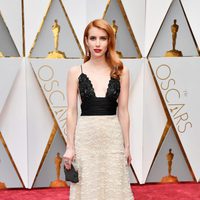 Emma Roberts en la alfombra roja de los Premios Oscar 2017