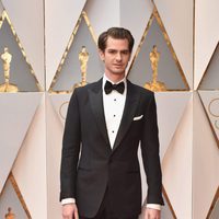 Andrew Garfield en la alfombra roja de los Premios Oscar 2017