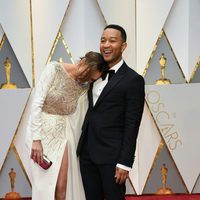John Legend y Chrissy Teigen en la alfombra roja de los Premios Oscar 2017
