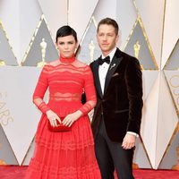 Ginnifer Goodwin y Josh Dallas en la alfombra roja de los Premios Oscar 2017