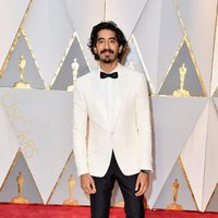 Dev Patel en la alfombra roja de los Premios Oscar 2017