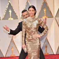 Justin Timberlake jugando con Jessica Biel en la alfombra roja de los Premios Oscar 2017