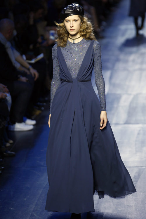 Vestido azul superpuesto con pedrería de Dior de la colección otoño/invierno 2017/2018 en Paris Fashion Week