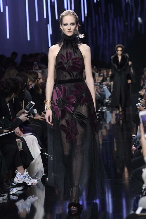 Vestido con transparencias de Elie Saab de la coleccion otoño/invierno 2017/2018 en París Fashion Week