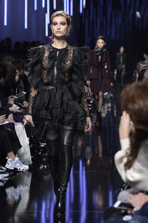 Traje con volantes de Elie Saab de la colección otoño/invierno 2017/2018 en París Fashion Week
