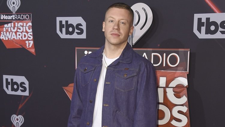 Macklemore en la alfombra roja de los iHeartRadio Awards 2017