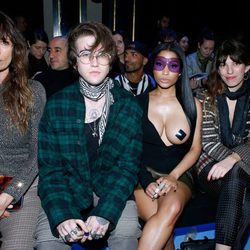 Nicki Minaj junto a Gabriel Kane, Caroline de Maigret y Lou Doillon
