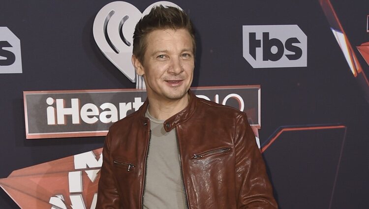 Jeremy Renner en la alfombra roja de los iHeartRadio Music Awards 2017