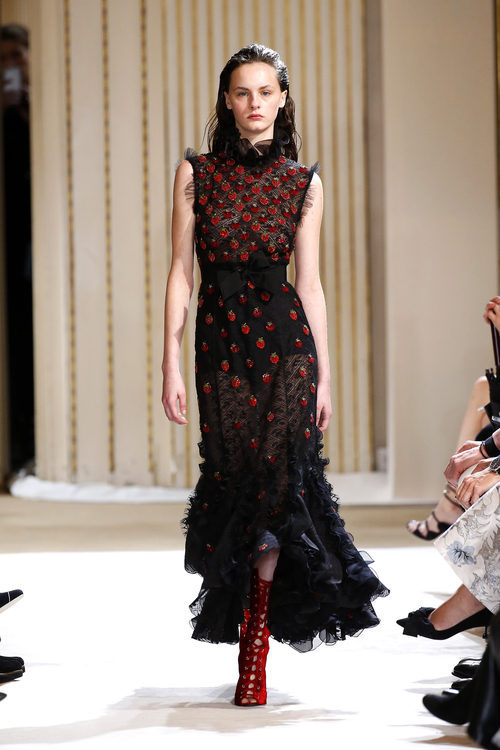 Vestido con volantes de Giambattista Valli otoño/invierno 2017/2018 en la Paris Fashion Week