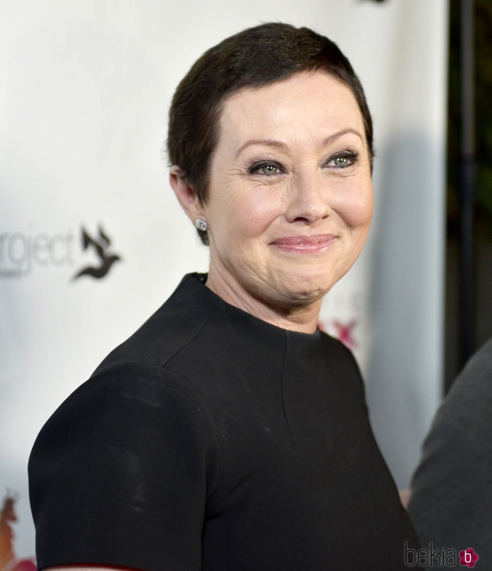 Shannen Doherty reaparece ante los medios tras terminar con la quimio